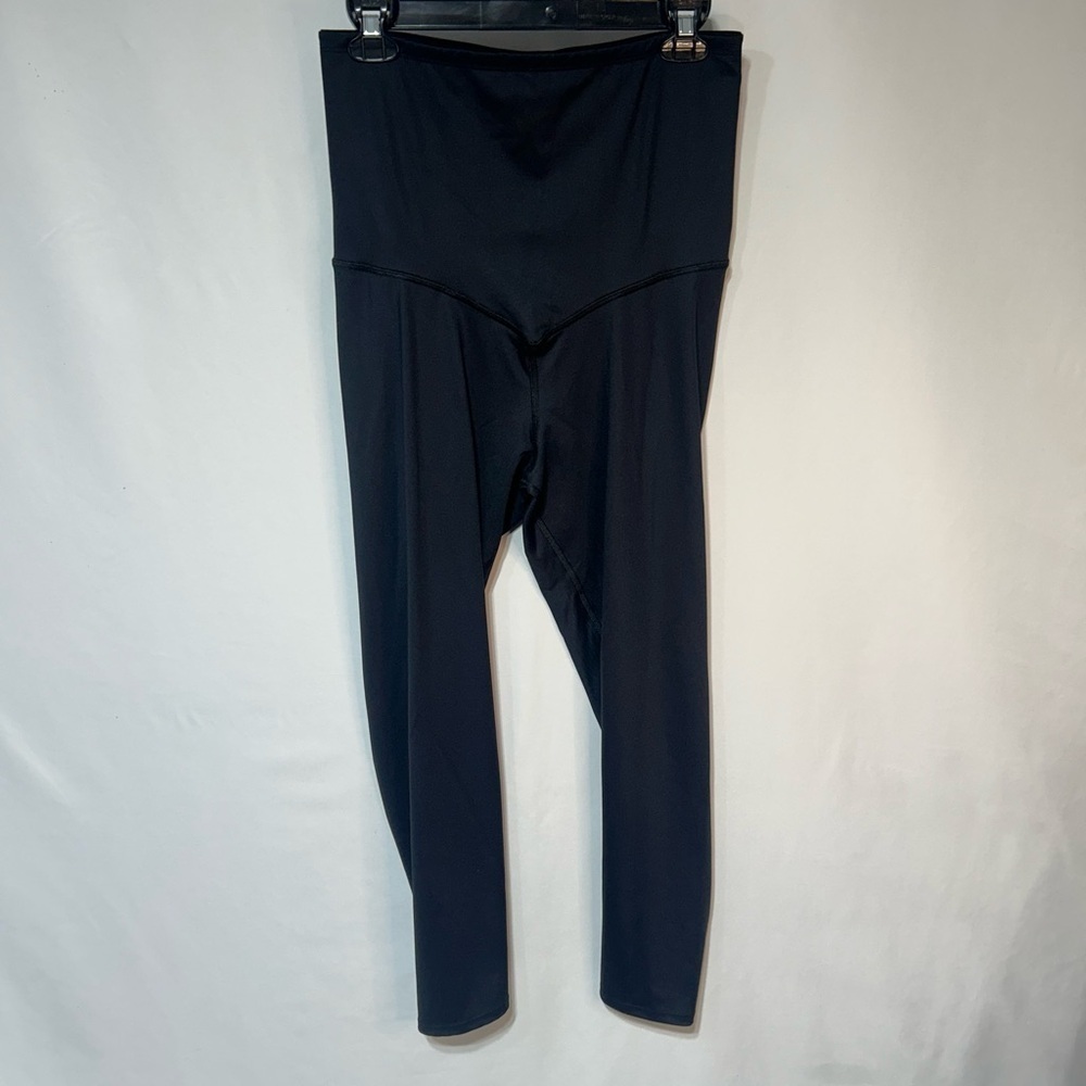 CURVEEZ woman’s ultra high waisted black spandex leggings. Size 2XL. No slip